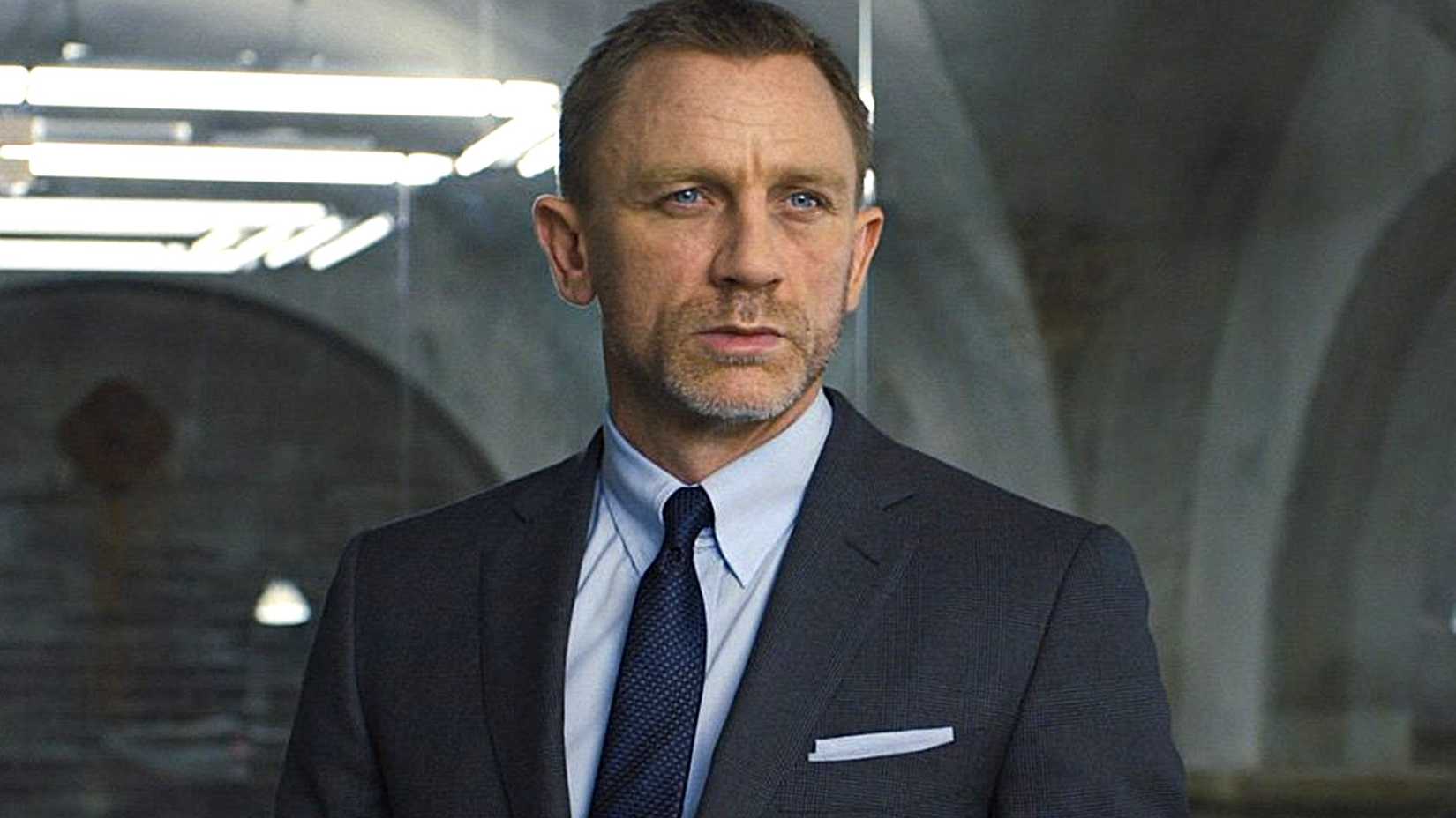 Daniel Craig as James Bond staring off at something in Skyfall.