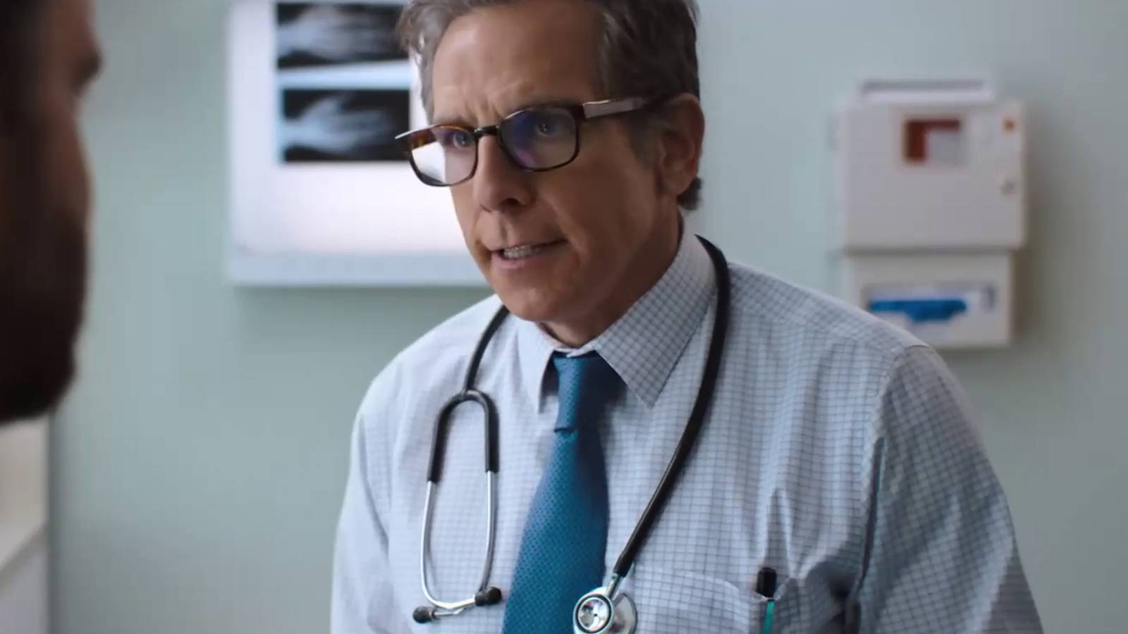 Ben Stiller spielt mit dem Star aus „New Girl“ im Trailer zur Apple ...