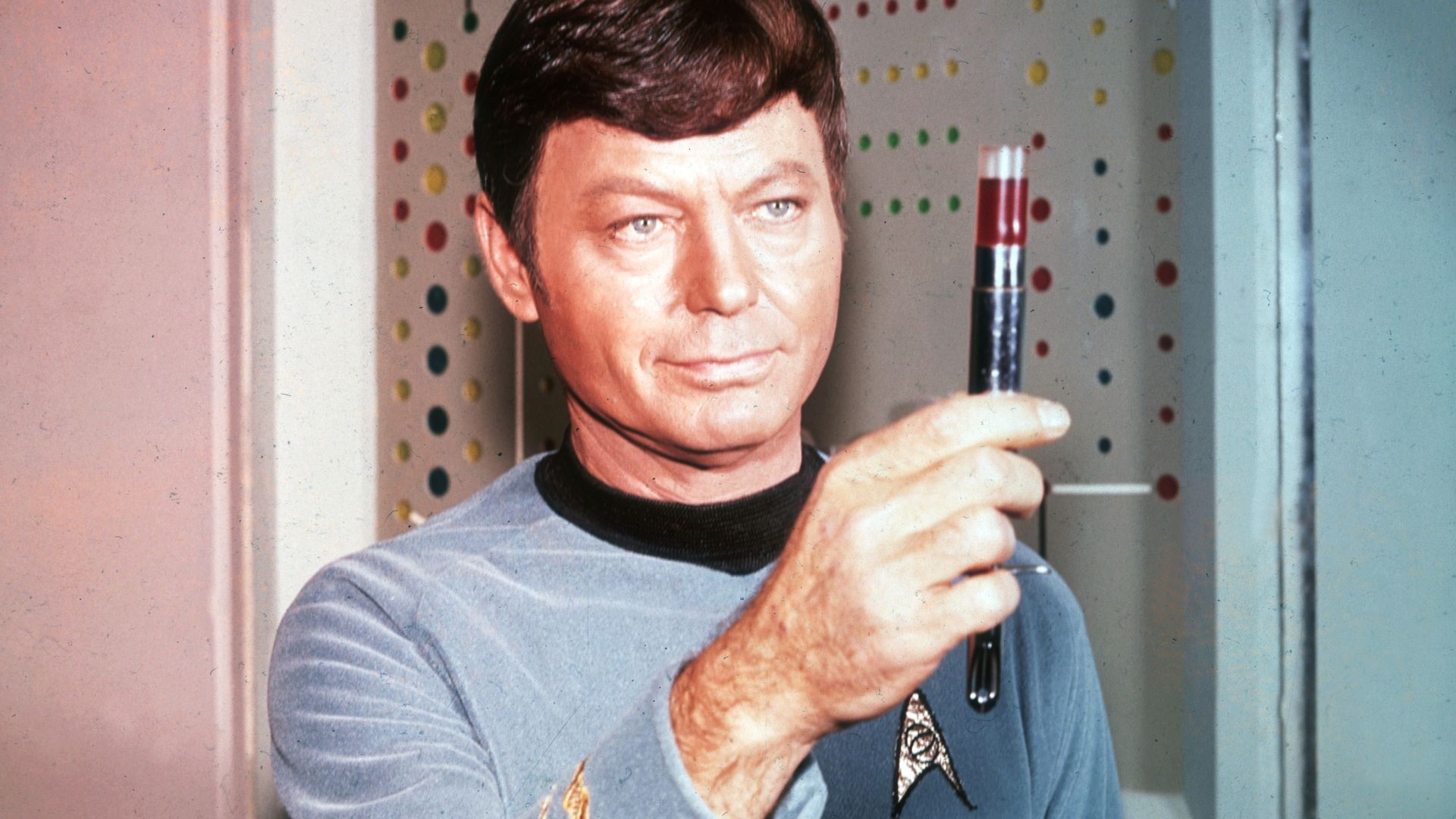 Os 7 Melhores Oficiais Médicos de Star Trek, Ranqueados