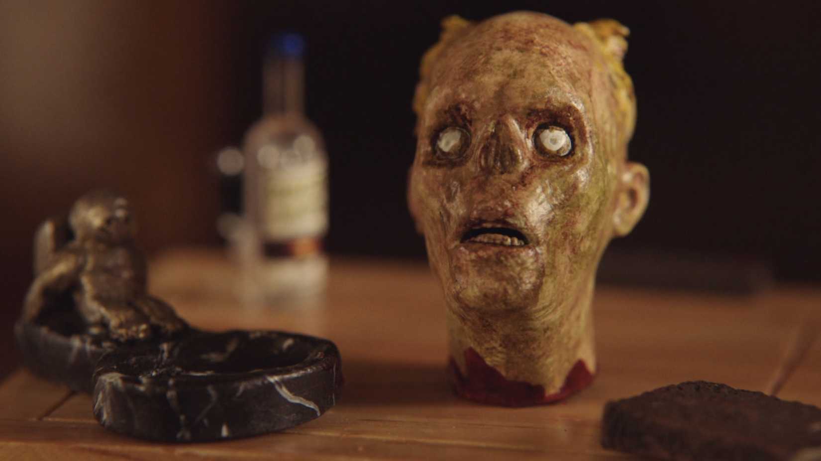 رأس مقطوع يجلس على طاولة في Creepshow