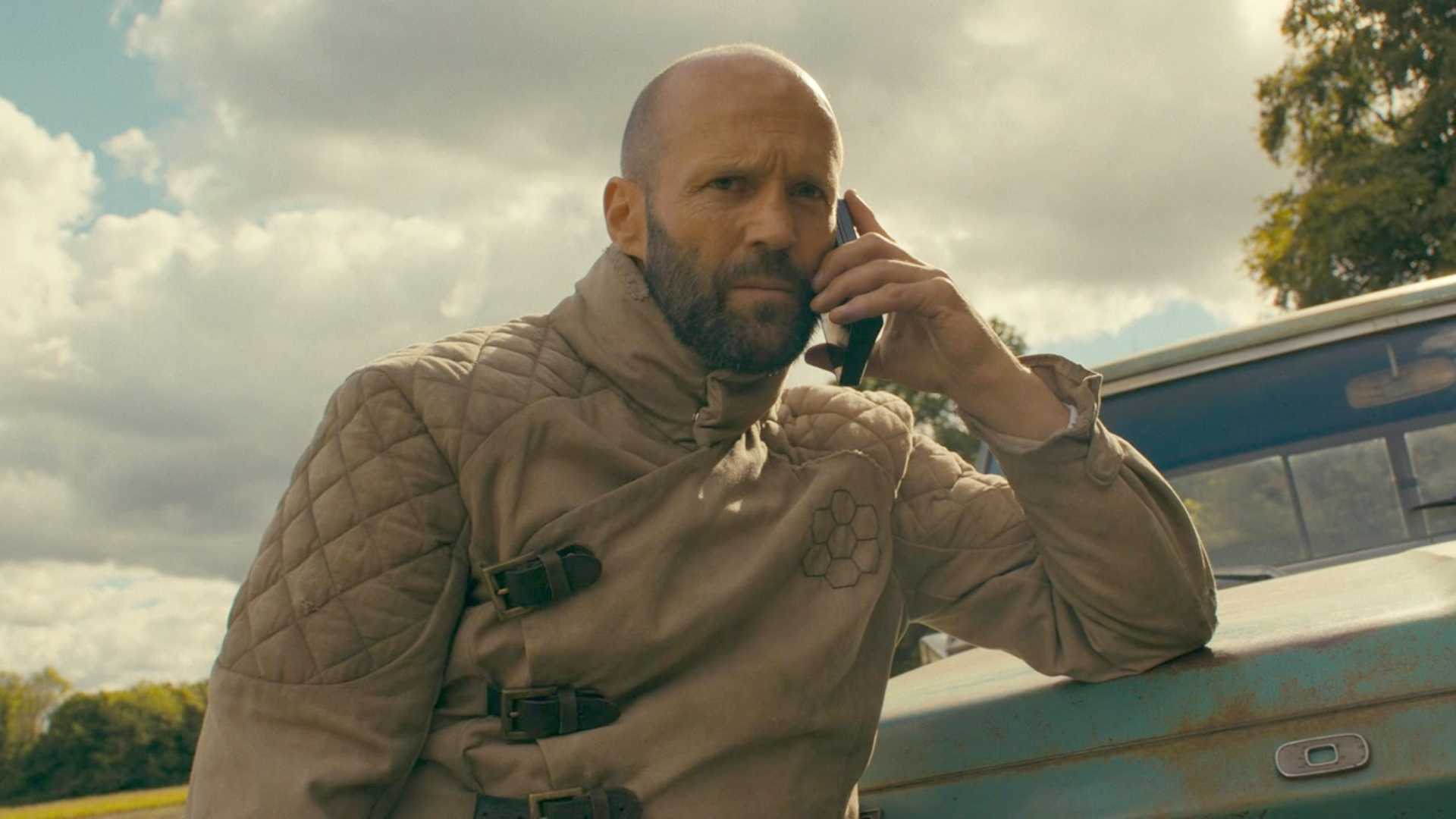Jason Statham uses a mobile phone in the film the beekeeper