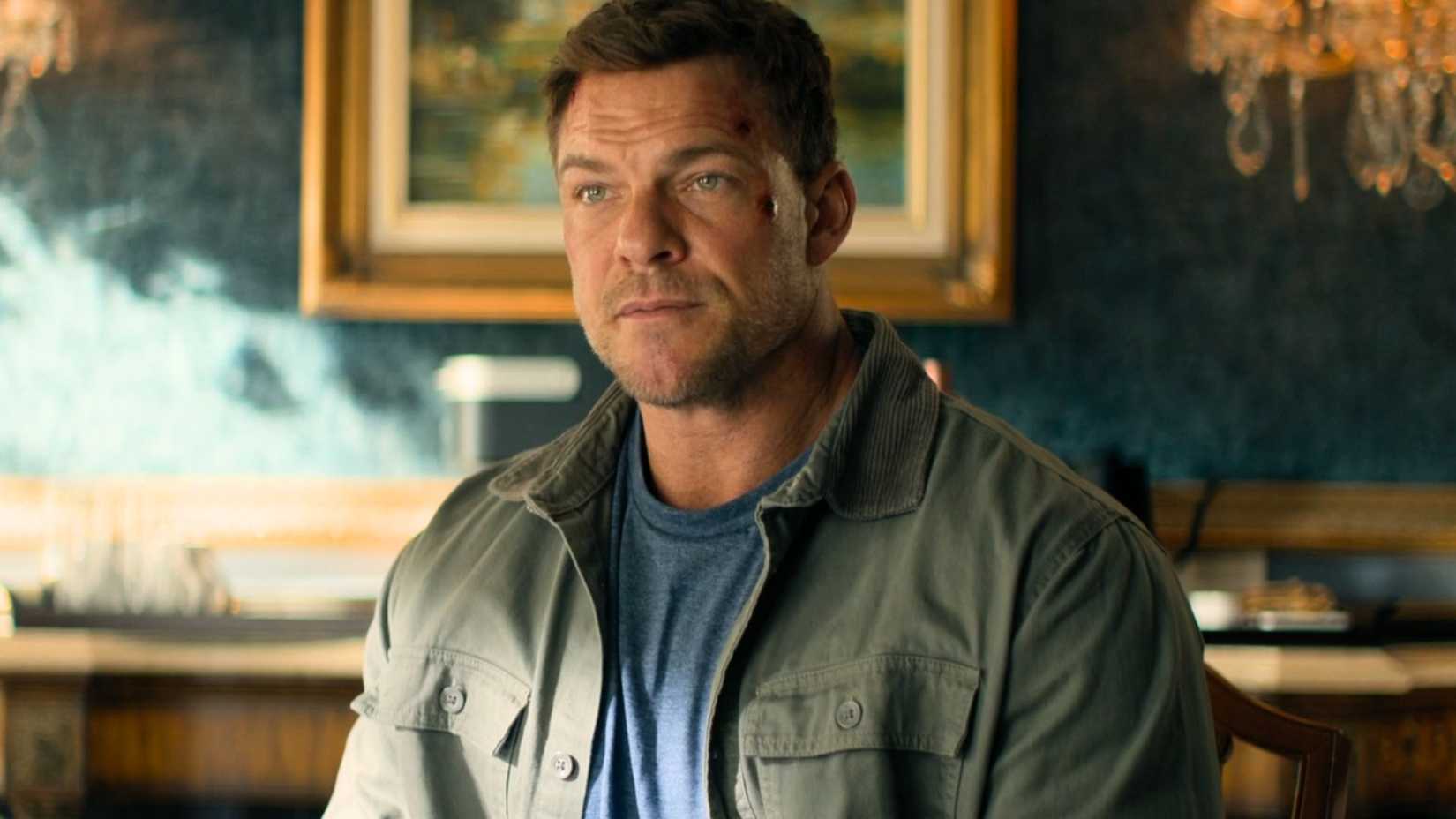 Alan Ritchson as Jack Reacher in Reacher