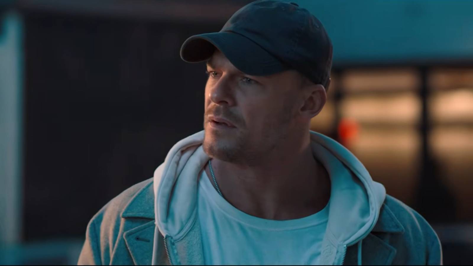 Alan Ritchson Joins Forces With Arnold Schwarzenegger in First Trailer for ...