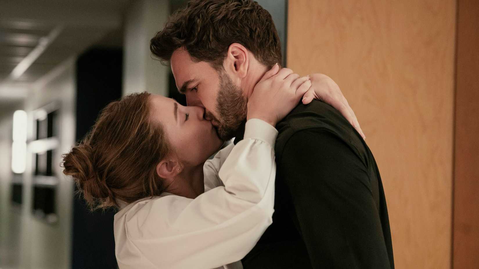 Lili Reinhart As Olive Smith Kisses Tom Bateman As Adam Carlsen In The Love Hypothesis