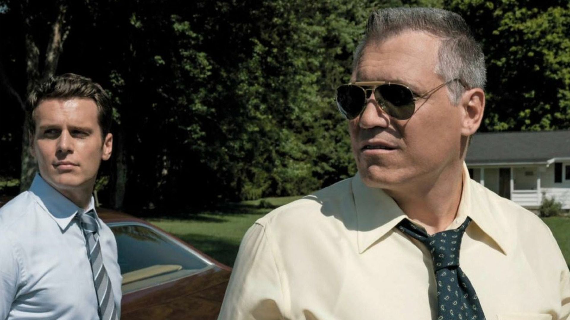 Ford and Tench stand by a car in Mindhunter