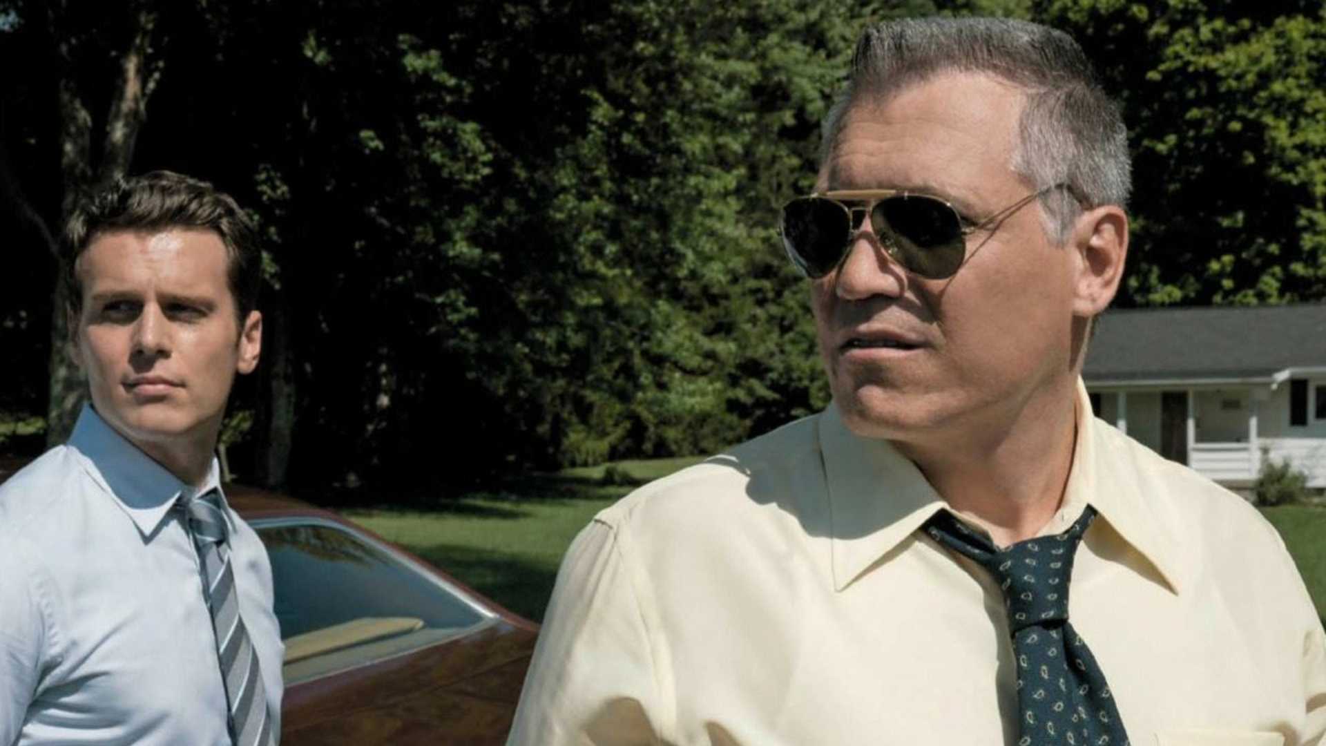 Ford and Tench stand by a car in Mindhunter