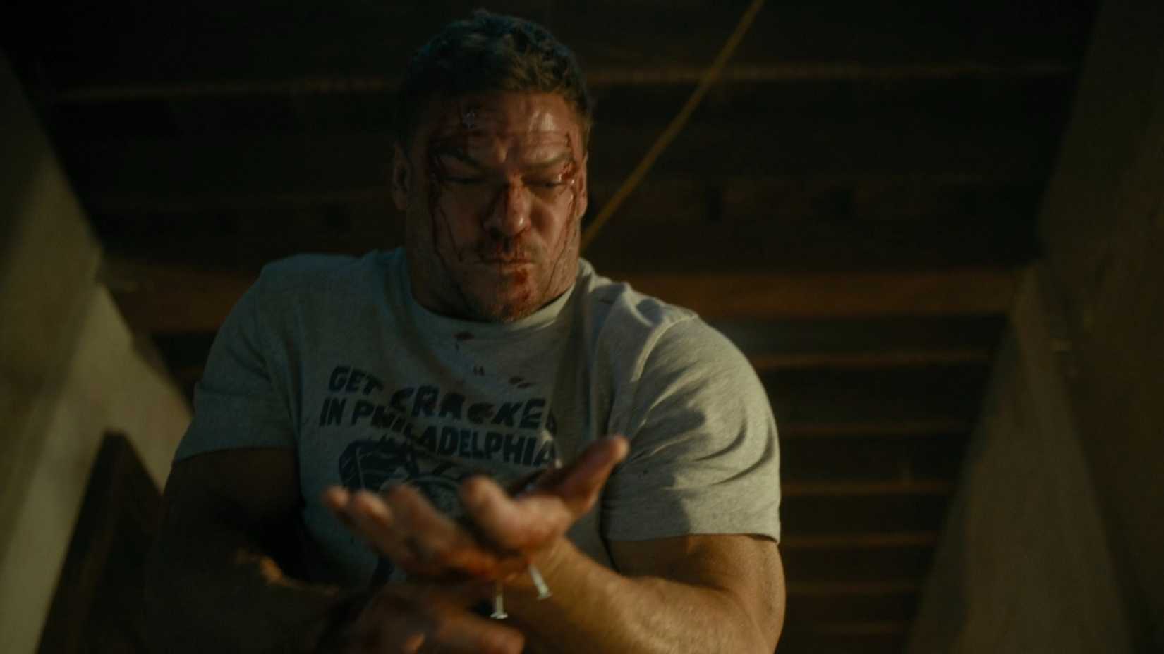Reacher with nails in his hand in season 4, episode 8