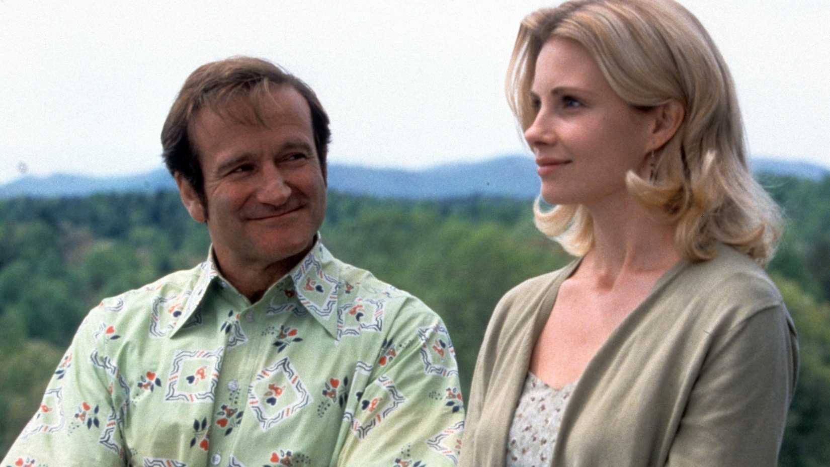 Robin Williams as Patch Adams and Monica Potter as Carin Fisher in Patch Adams