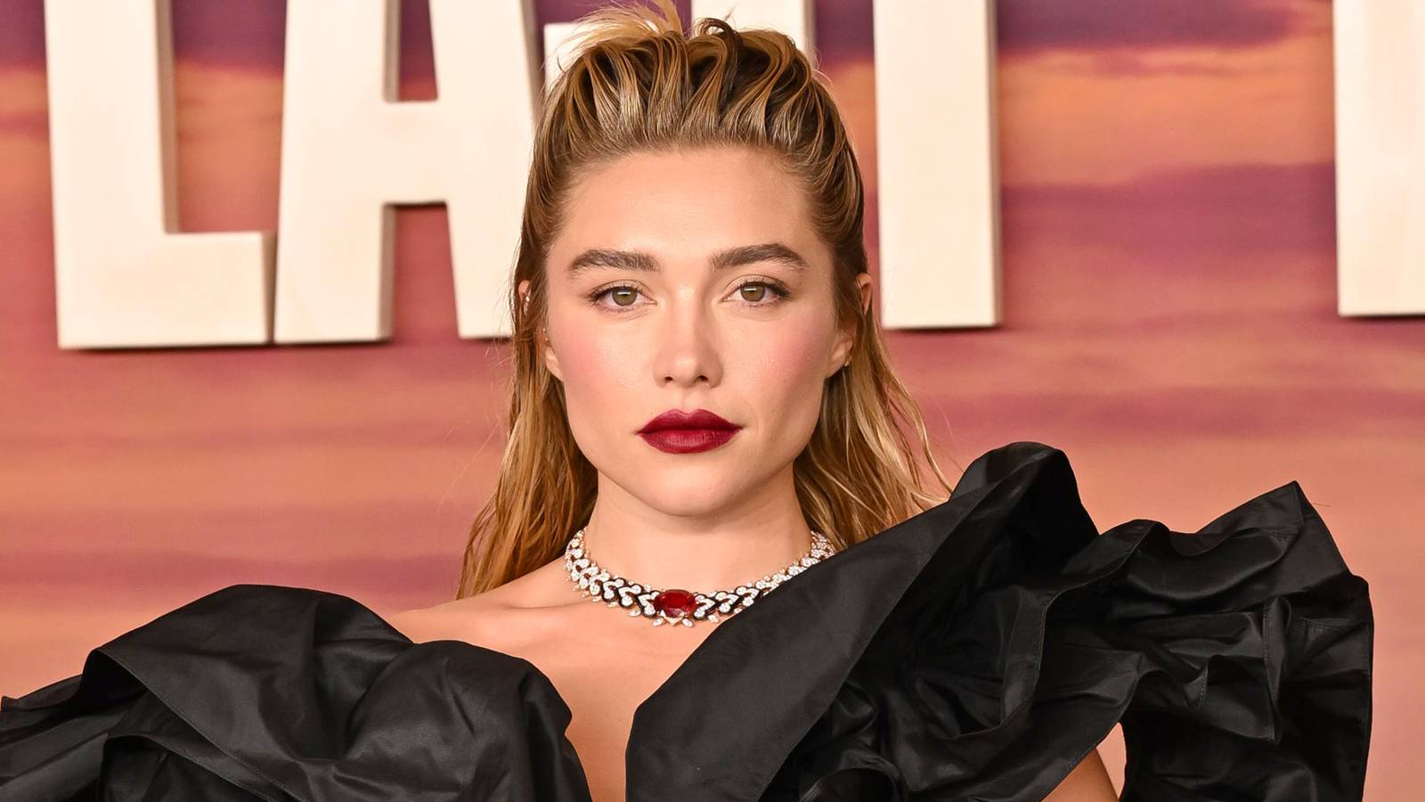 Netflix' neue 7-teilige Florence-Pugh-Neuverfilmung eines Klassikers ...