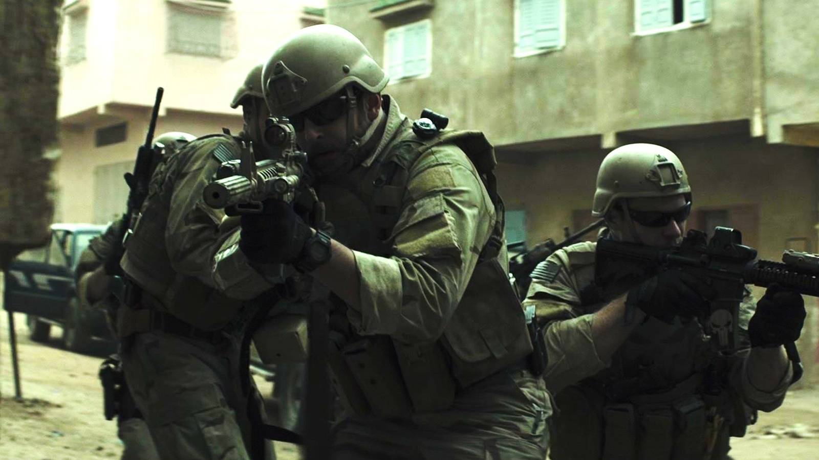 A group of soldiers point their rifles in American Sniper