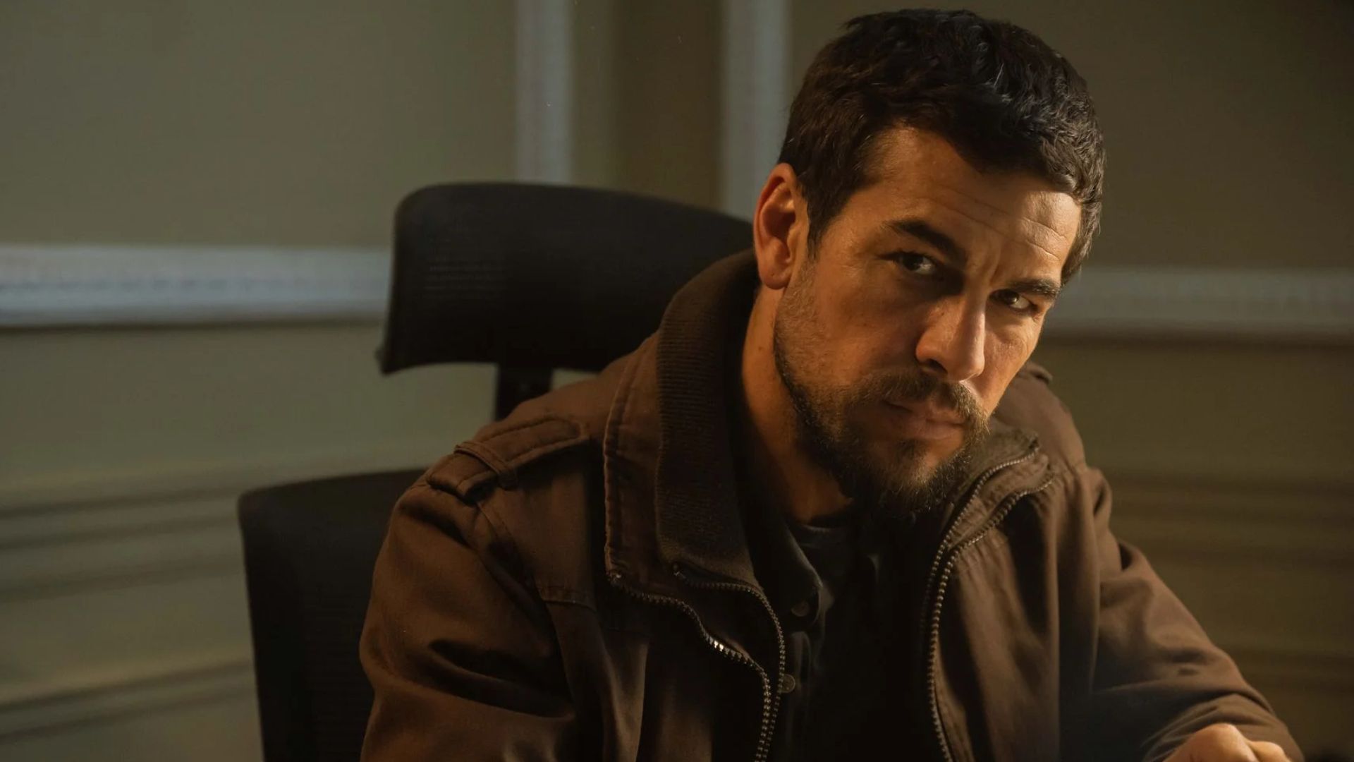 Amazon's 134-Minute Jason Bourne Substitute Action Thriller Remains a ...