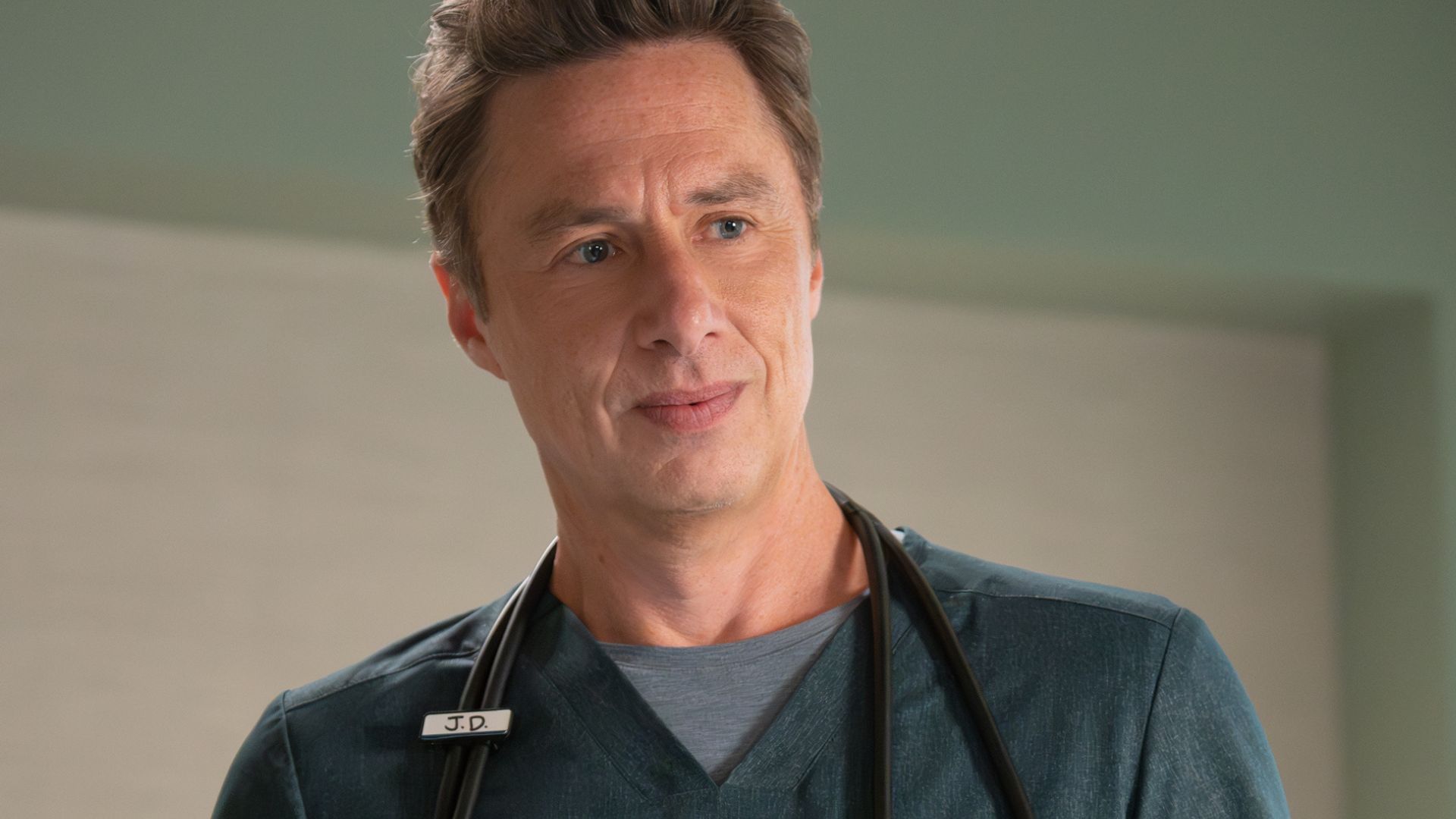 Zach Braff smiling slightly as JD in Scrubs
