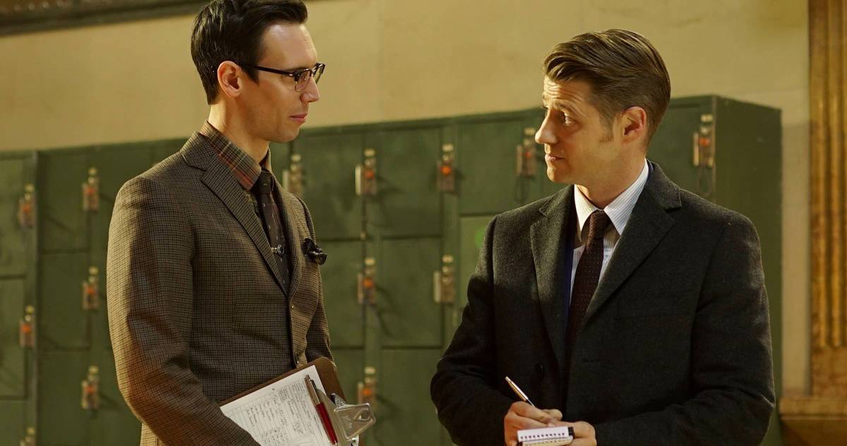Gotham Riddle The Riddler Emerges in New Gotham Season 2 Photos