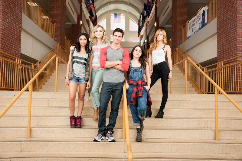 First Look at Bella Thorne and Mae Whitman in The DUFF