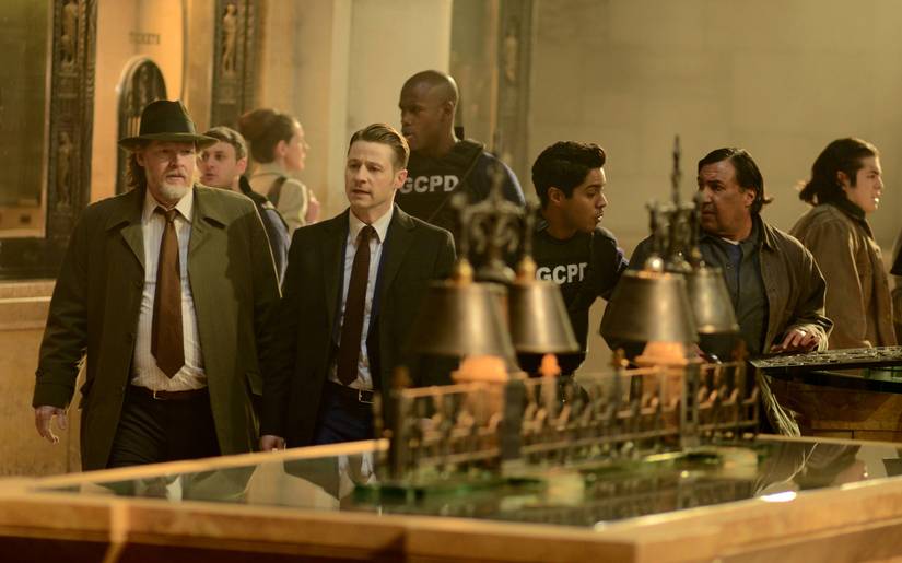 Gotham Riddle The Riddler Emerges in New Gotham Season 2 Photos