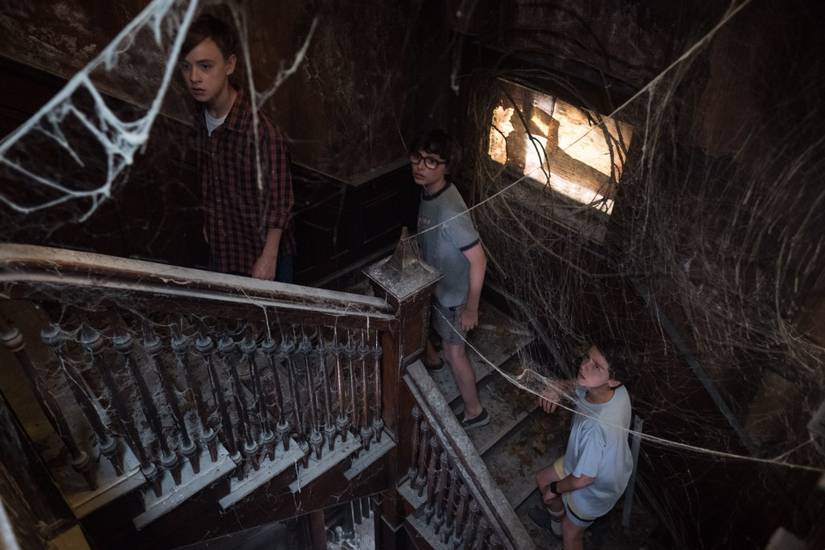 Pennywise Terrorizes the Losers Club in Latest IT Photos