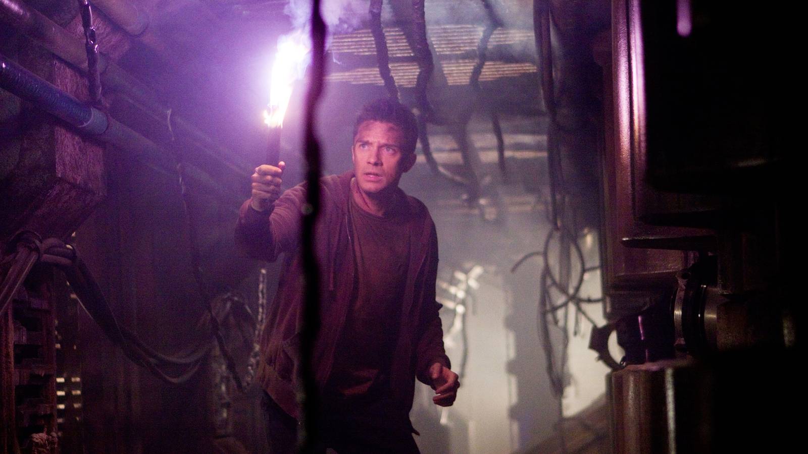 4 Clips and 10 Official Photos from Predators Unleashed!