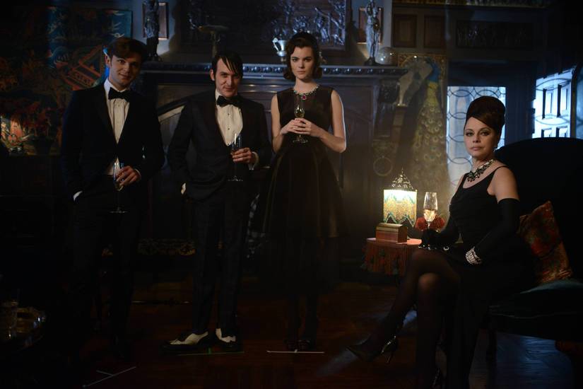 Gotham Riddle The Riddler Emerges in New Gotham Season 2 Photos