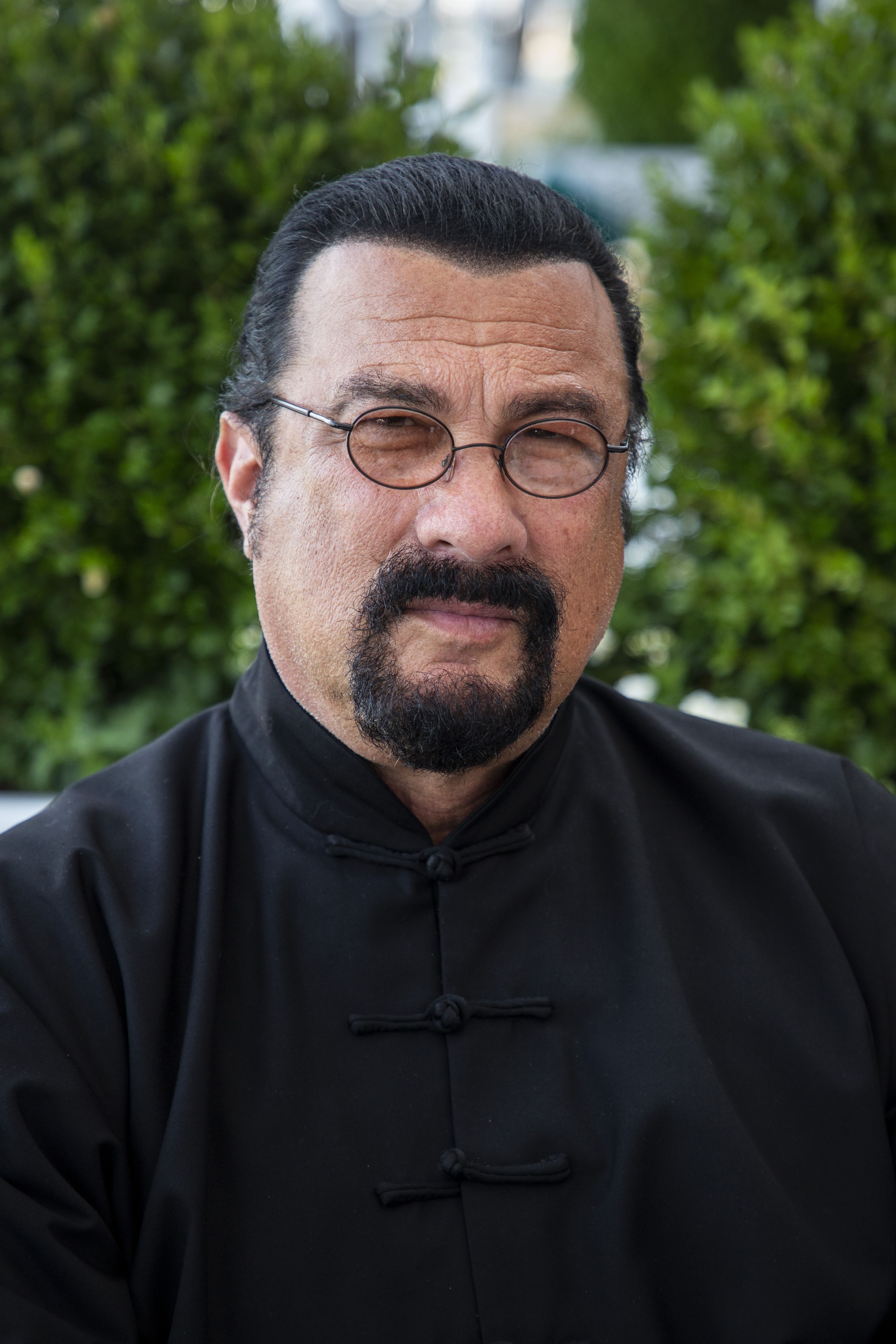Venezuela's Maduro receives samurai sword gift from actor Steven Seagal |  Reuters, image size:3149x4724