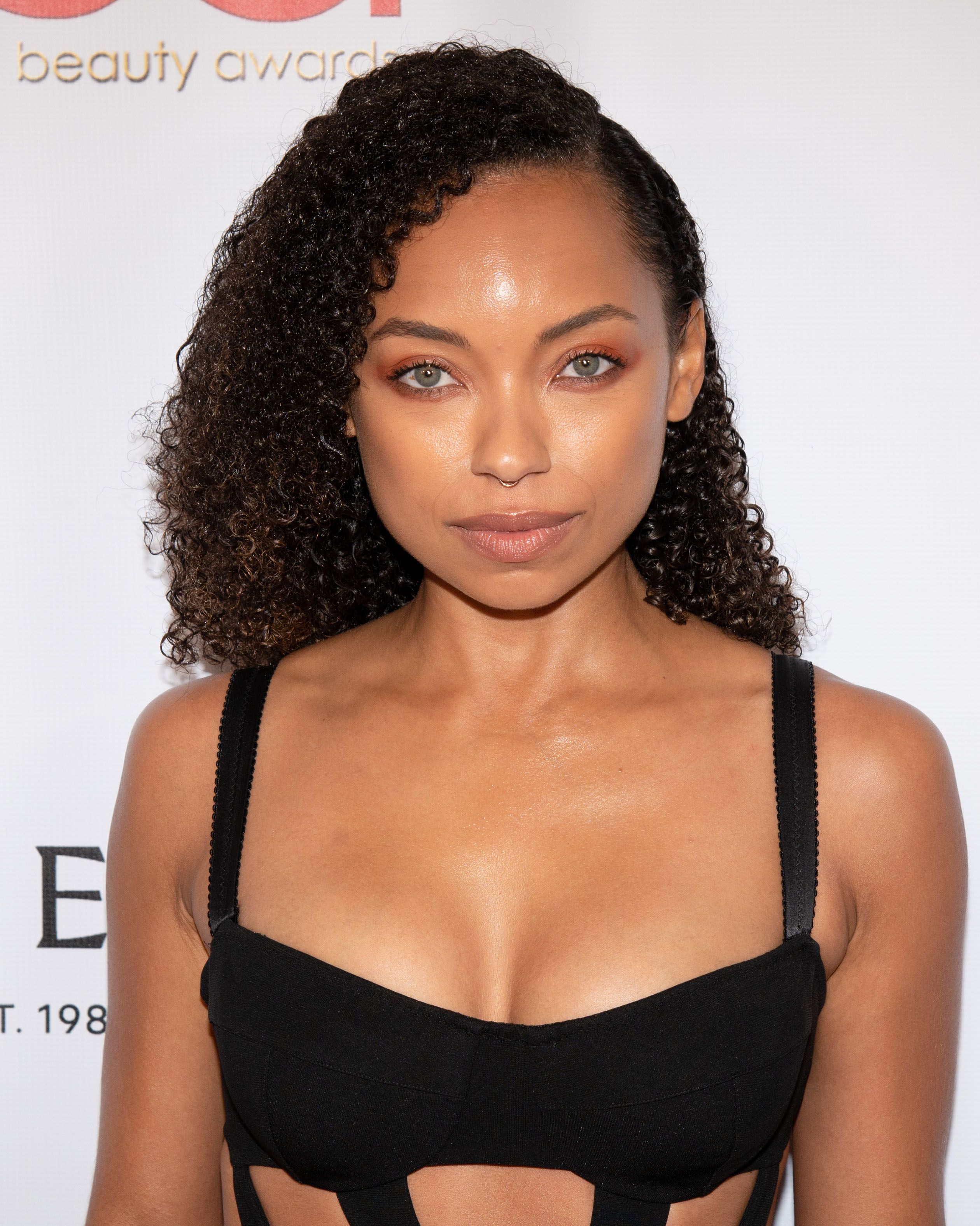 Logan Browning como Sarah Greer