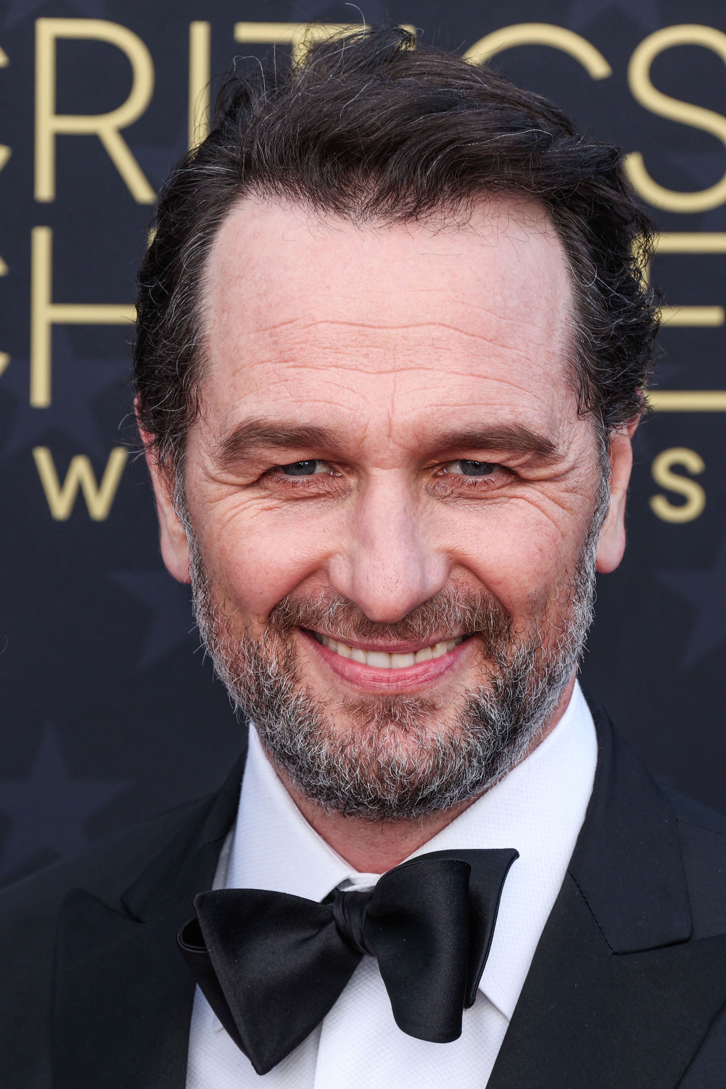 Matthew Rhys como prefeito Tom Loftis em Widow's Bay