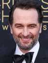 Matthew Rhys como prefeito Tom Loftis em Widow's Bay