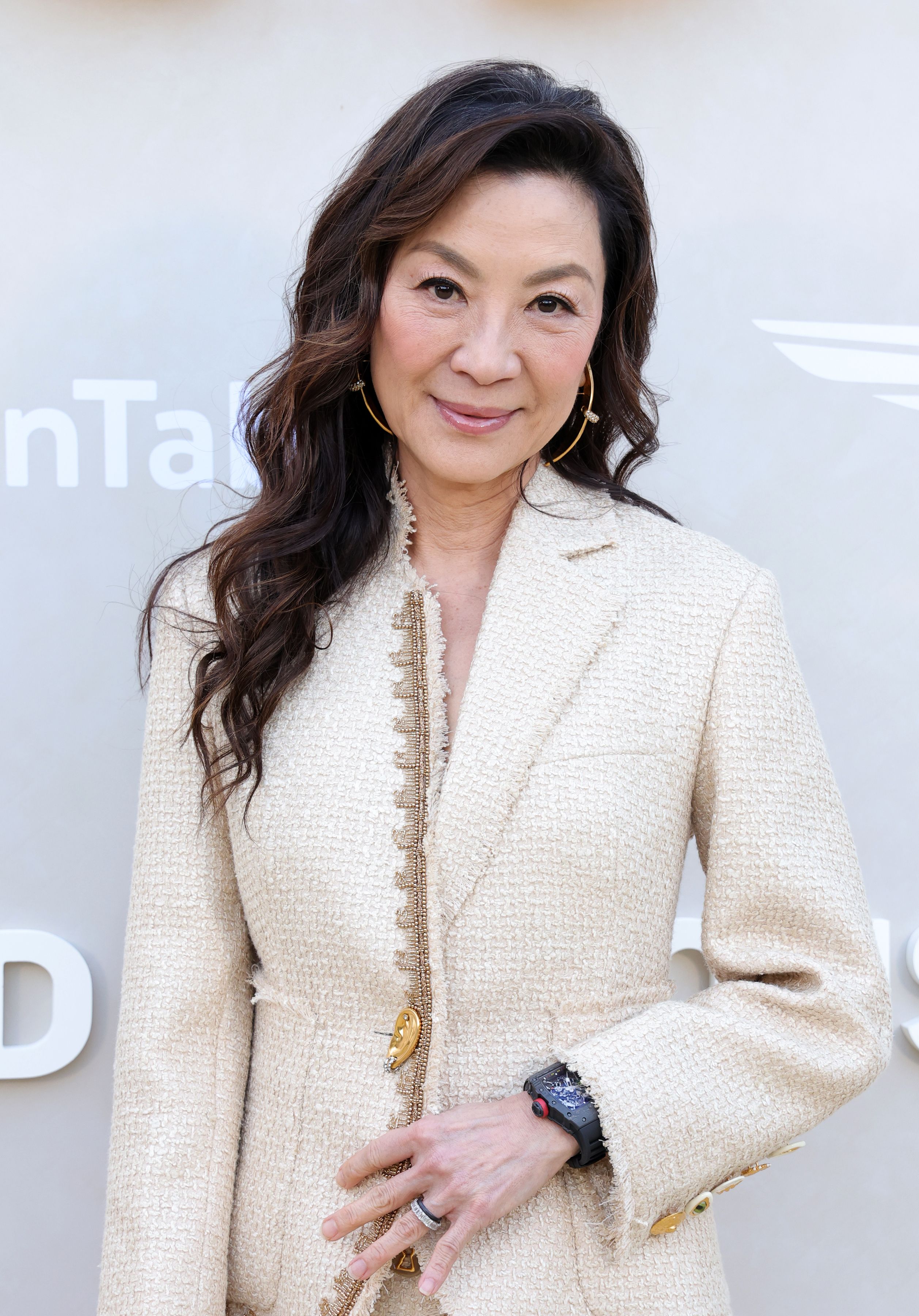 Michelle Yeoh como Dra. Karina Mogue