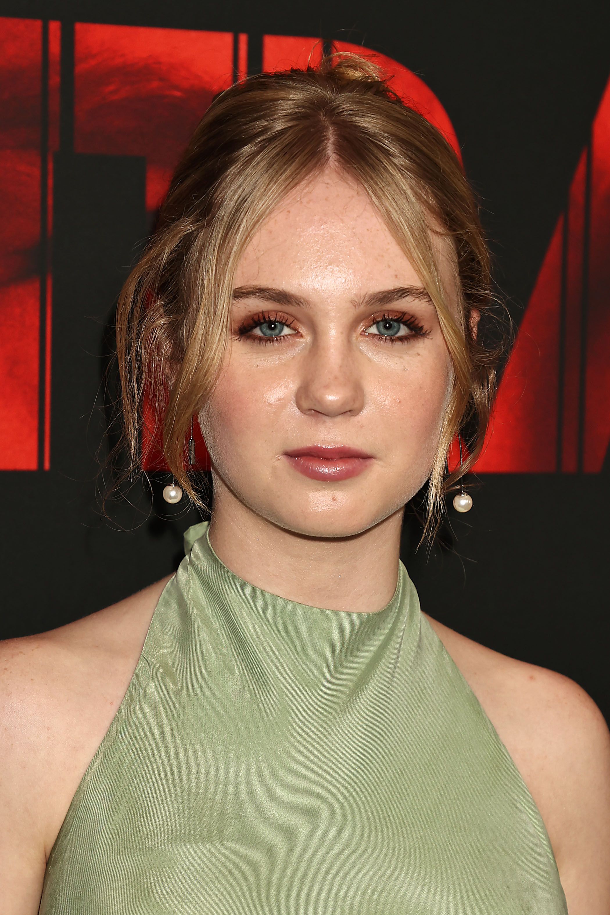 Ariel Donoghue como Riley em Trap
